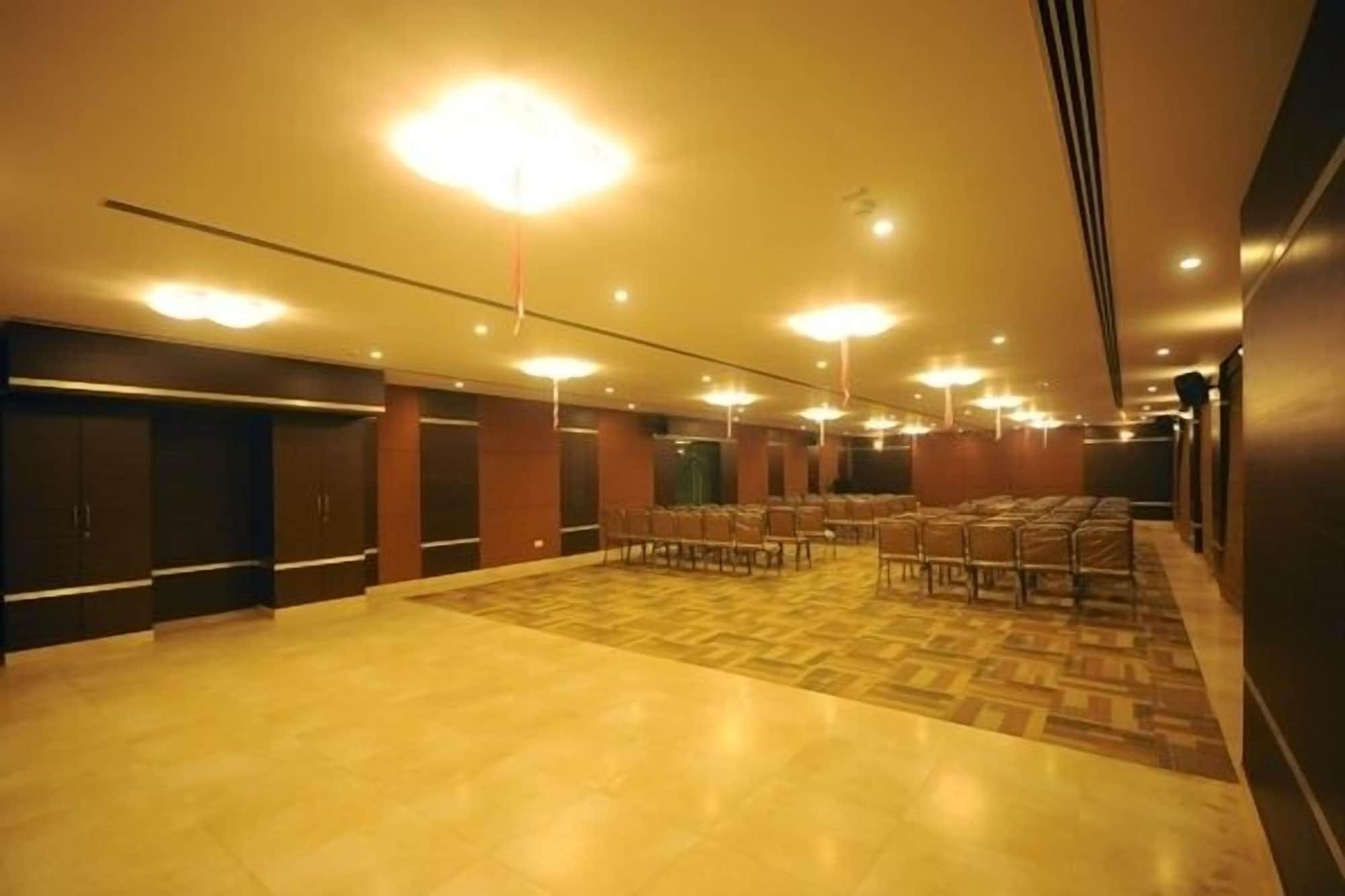 Sala de Reuniones Srinivas Saffron Hotel