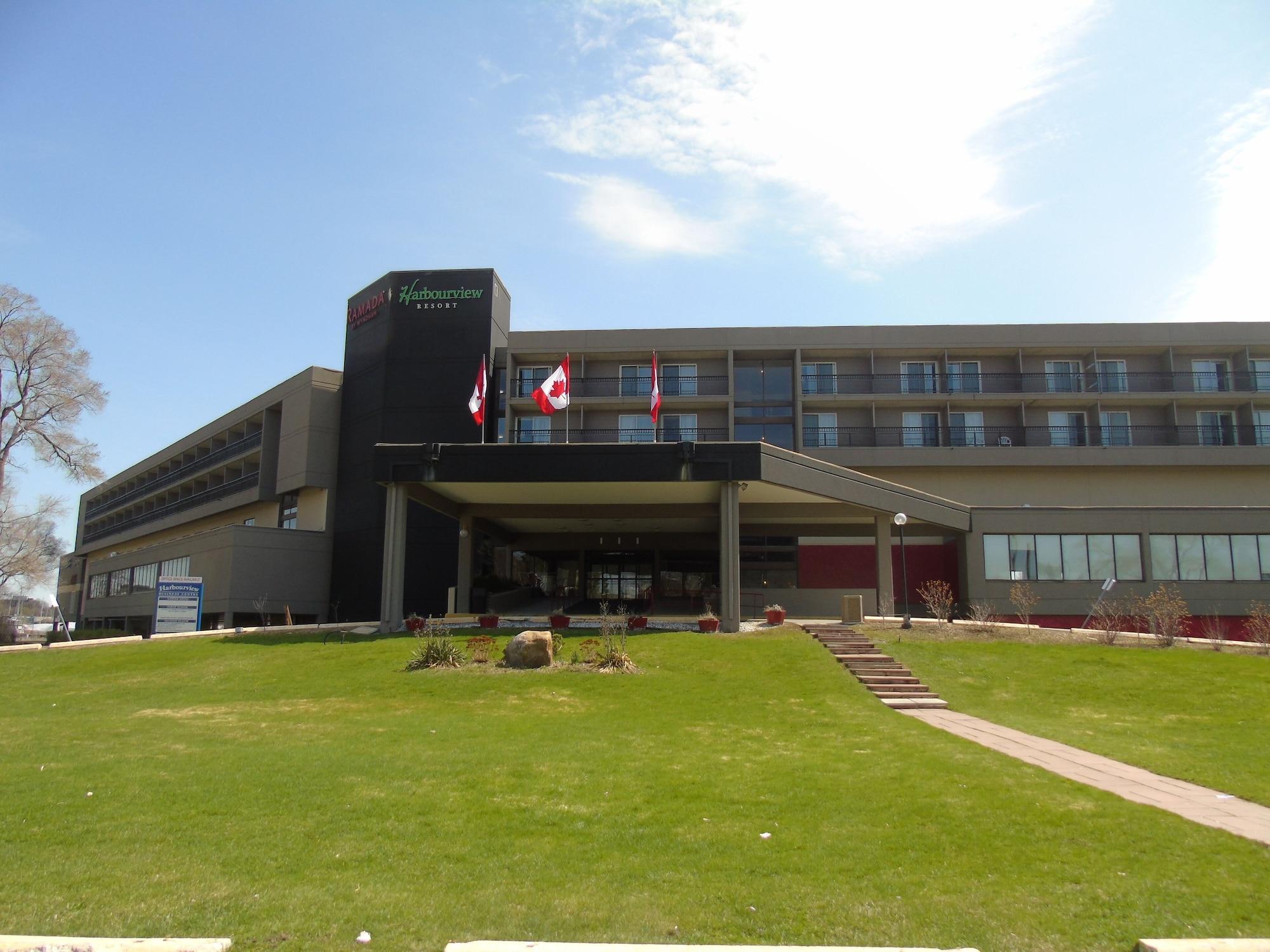 Vista Exterior Ramada by Wyndham Belleville Harbourview Conference Centre