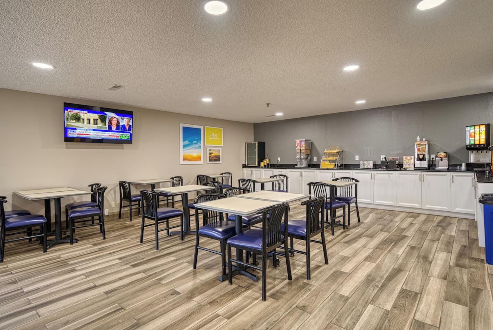 Restaurant Days Inn by Wyndham Sturgis