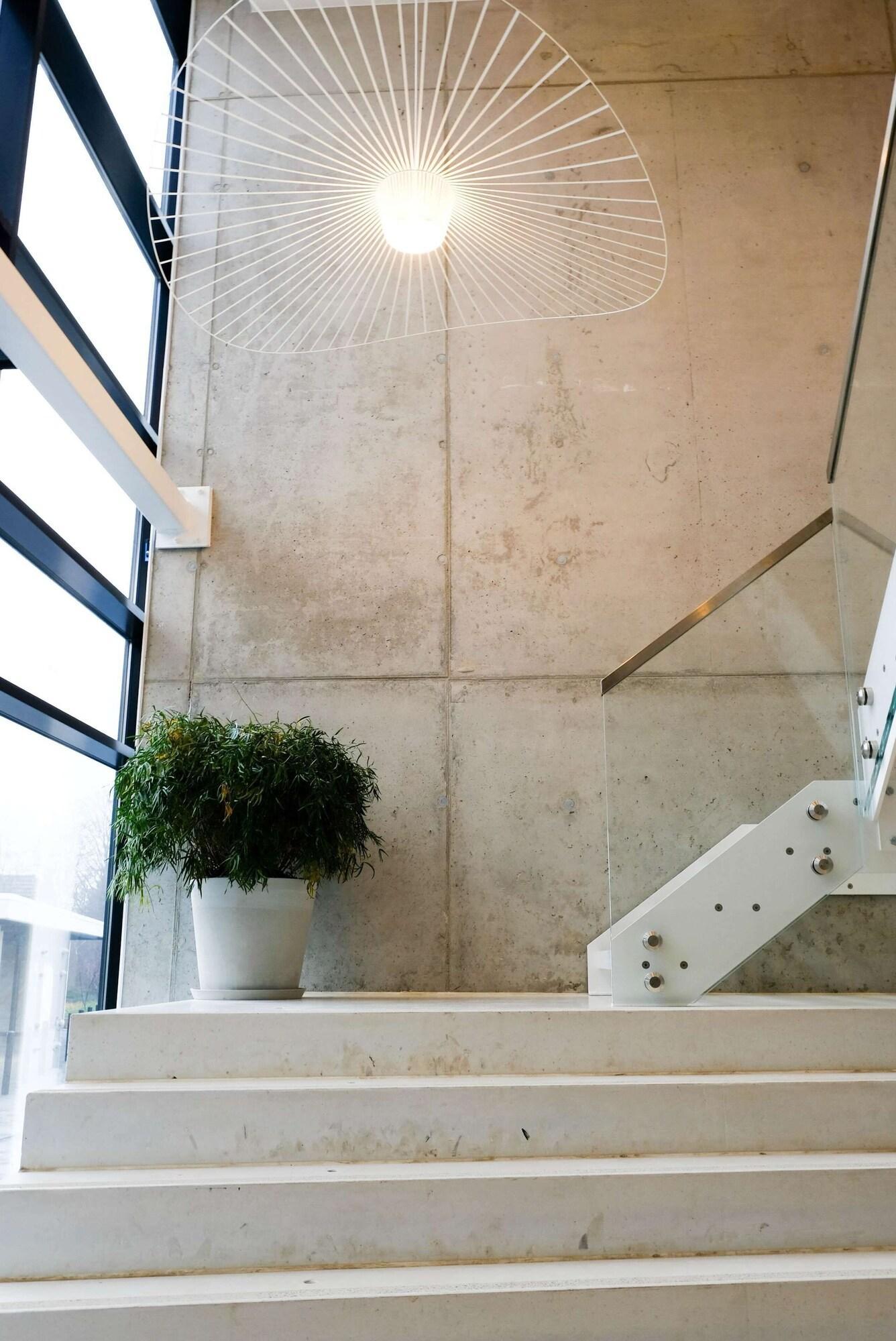Vista Lobby Corbie Lommel Ring