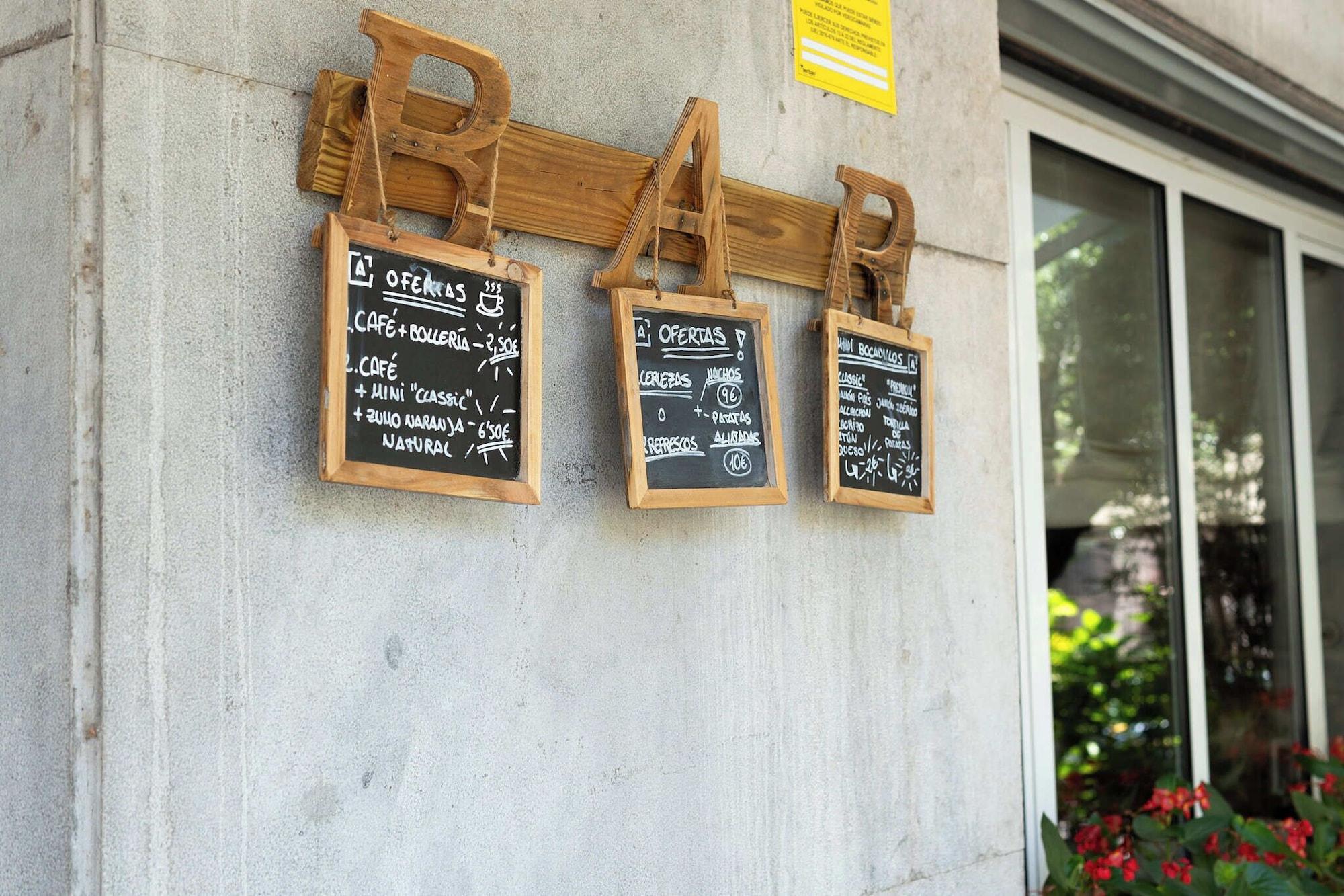 Bar/Salón Tres Torres Atiram Hotel