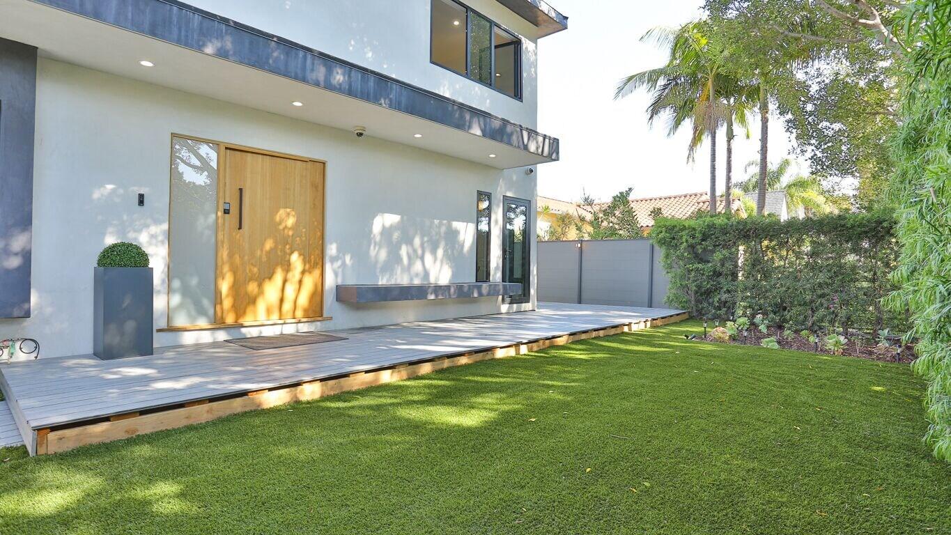 Vista Exterior Spacious 5 Bedroom West Hollywood Home with Pool
