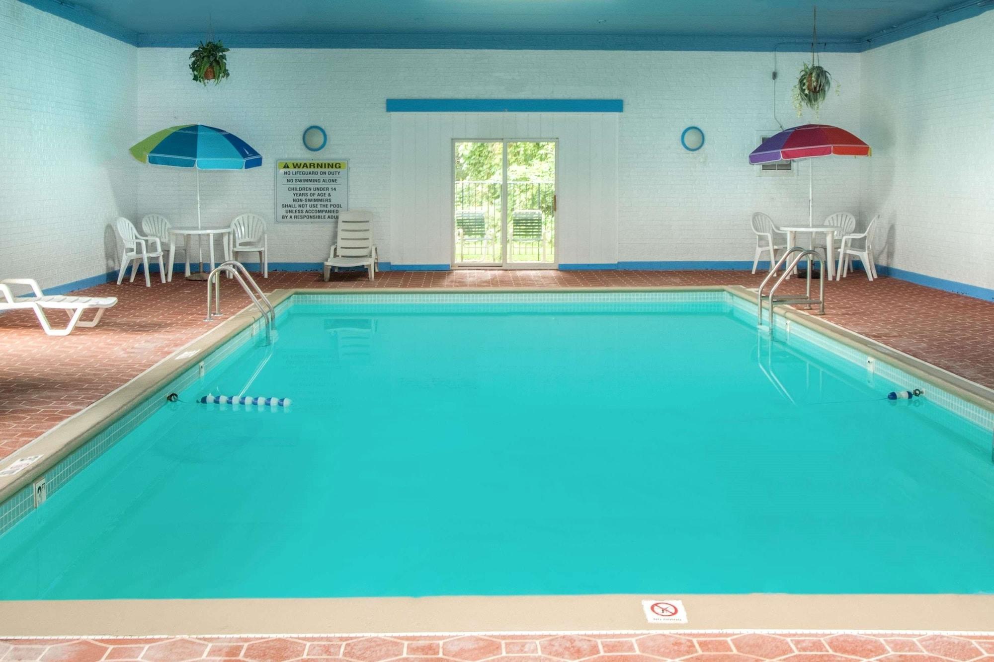 Vista Piscina Days Inn by Wyndham Portage/Indiana Dunes National Park