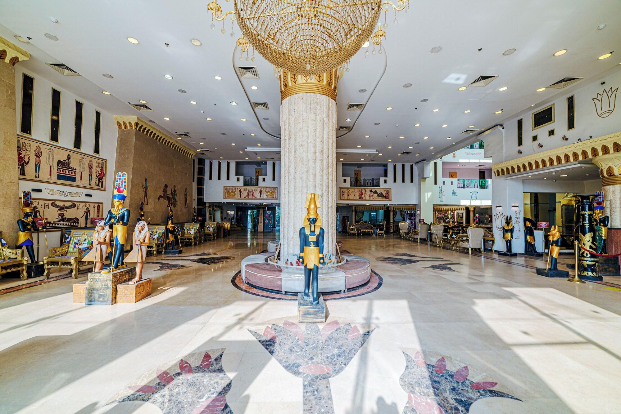 Vista Lobby Regency Pyramids