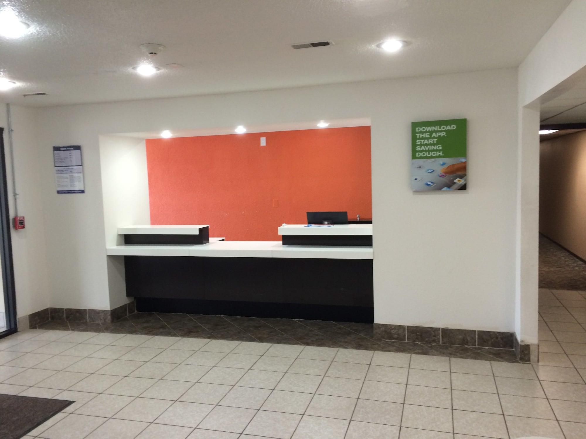 Vista Lobby Motel 6 Troy, IL