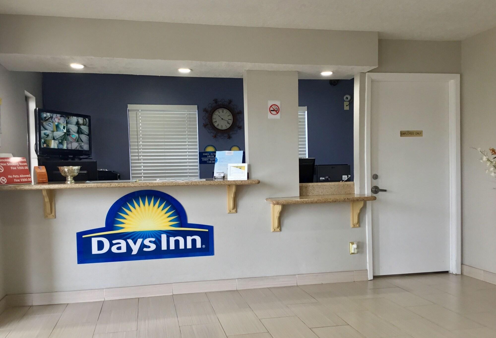Vista Lobby Days Inn by Wyndham San Antonio Morgan's Wonderland / IH-35 N