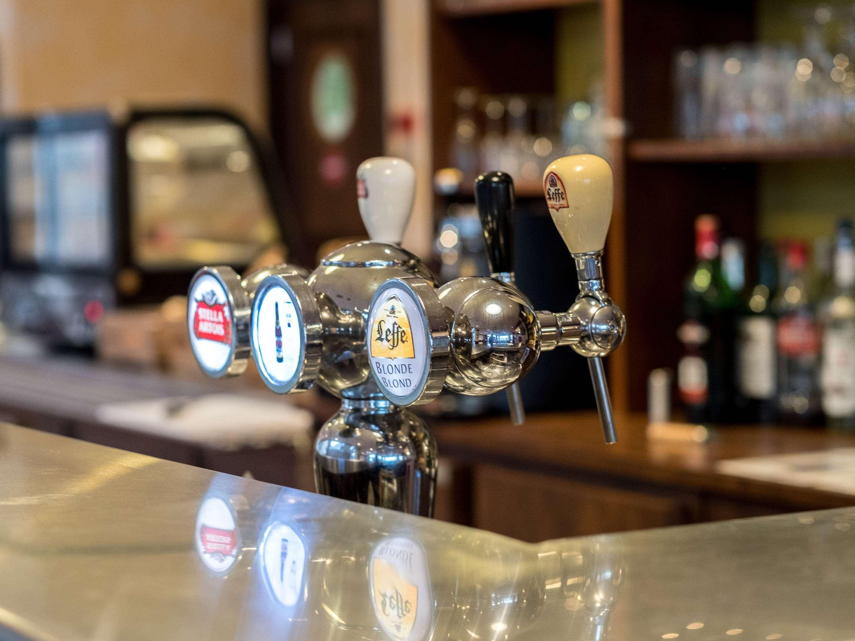 Bar/Salón B&B HOTEL Mons Gare