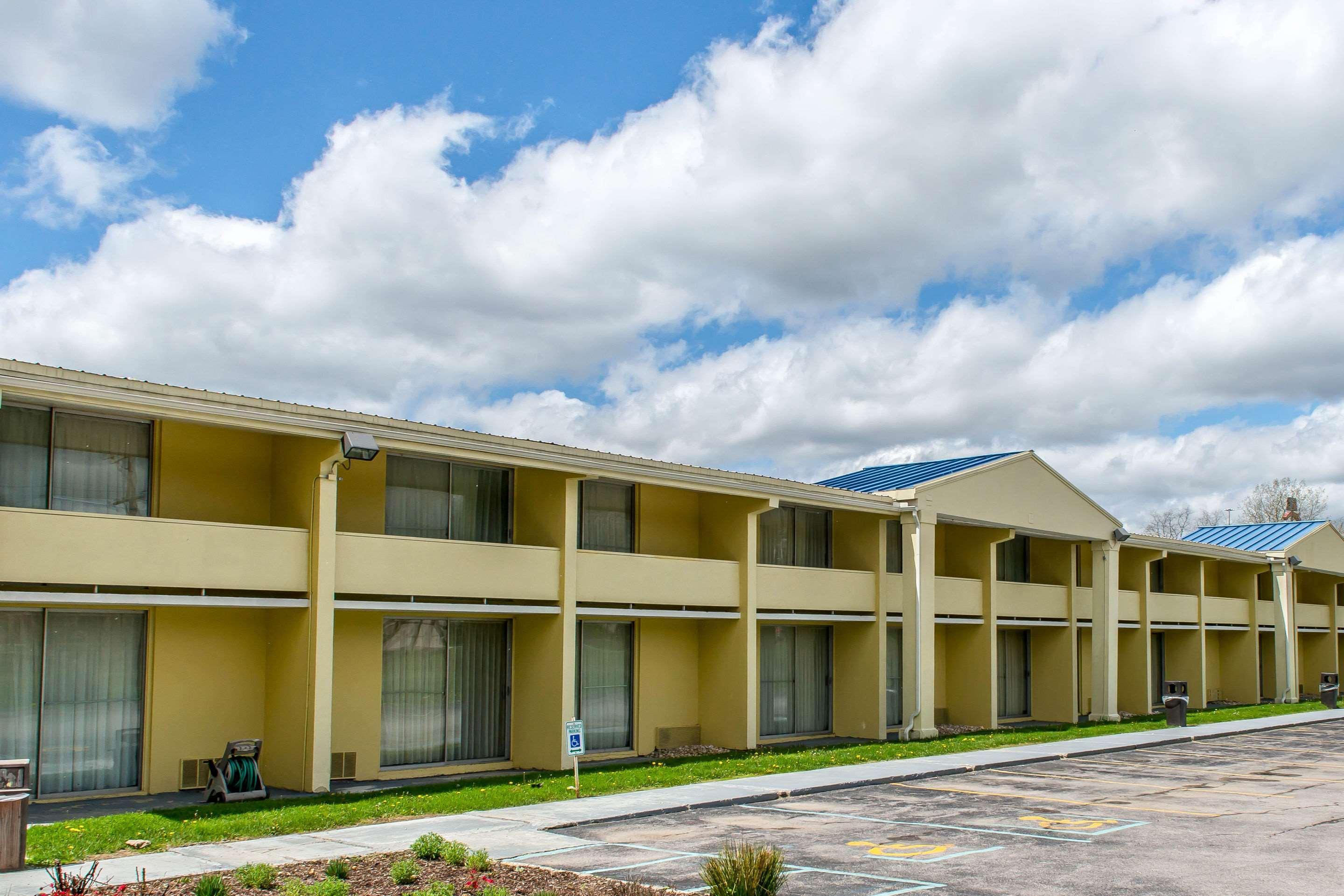 Vista Exterior Rodeway Inn Brookville