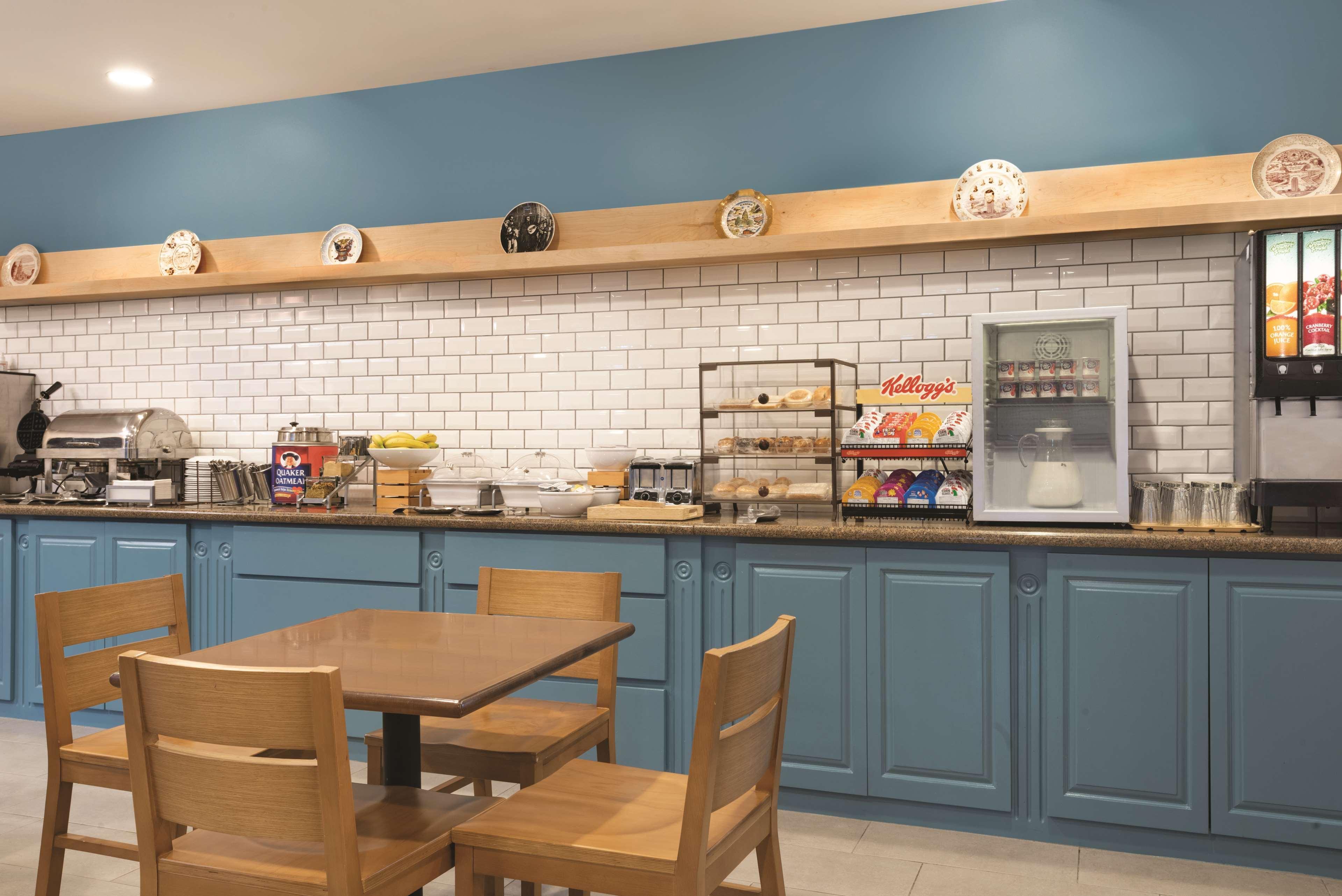 Restaurant Country Inn & Suites by Radisson, Valparaiso, IN