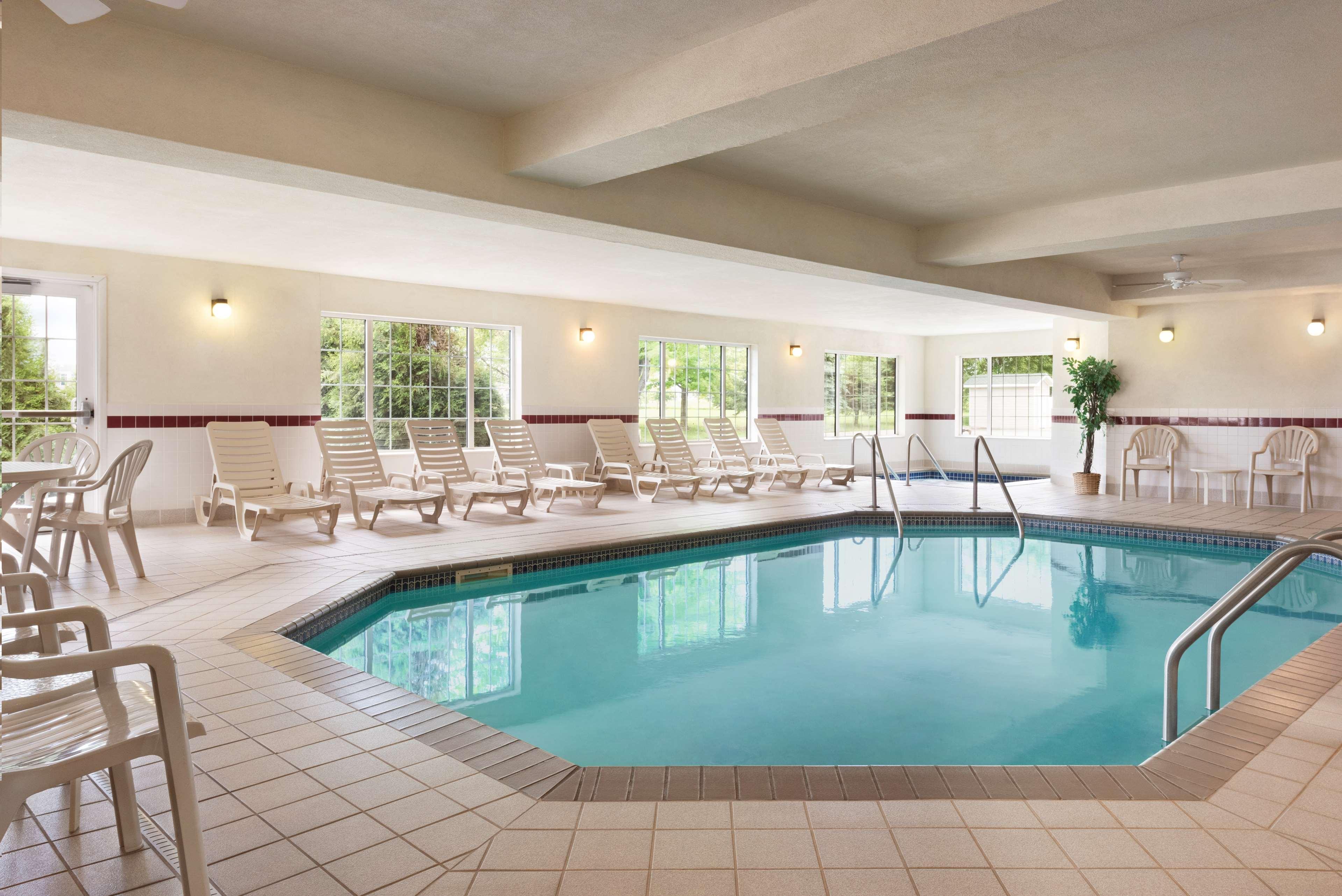 Vista Piscina Country Inn & Suites by Radisson, Mankato Hotel and Conference Center, MN