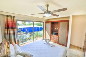 Alojamiento - Modern condo with patio and balcony overlooking 5th Ave. 4 minute walk to beach!