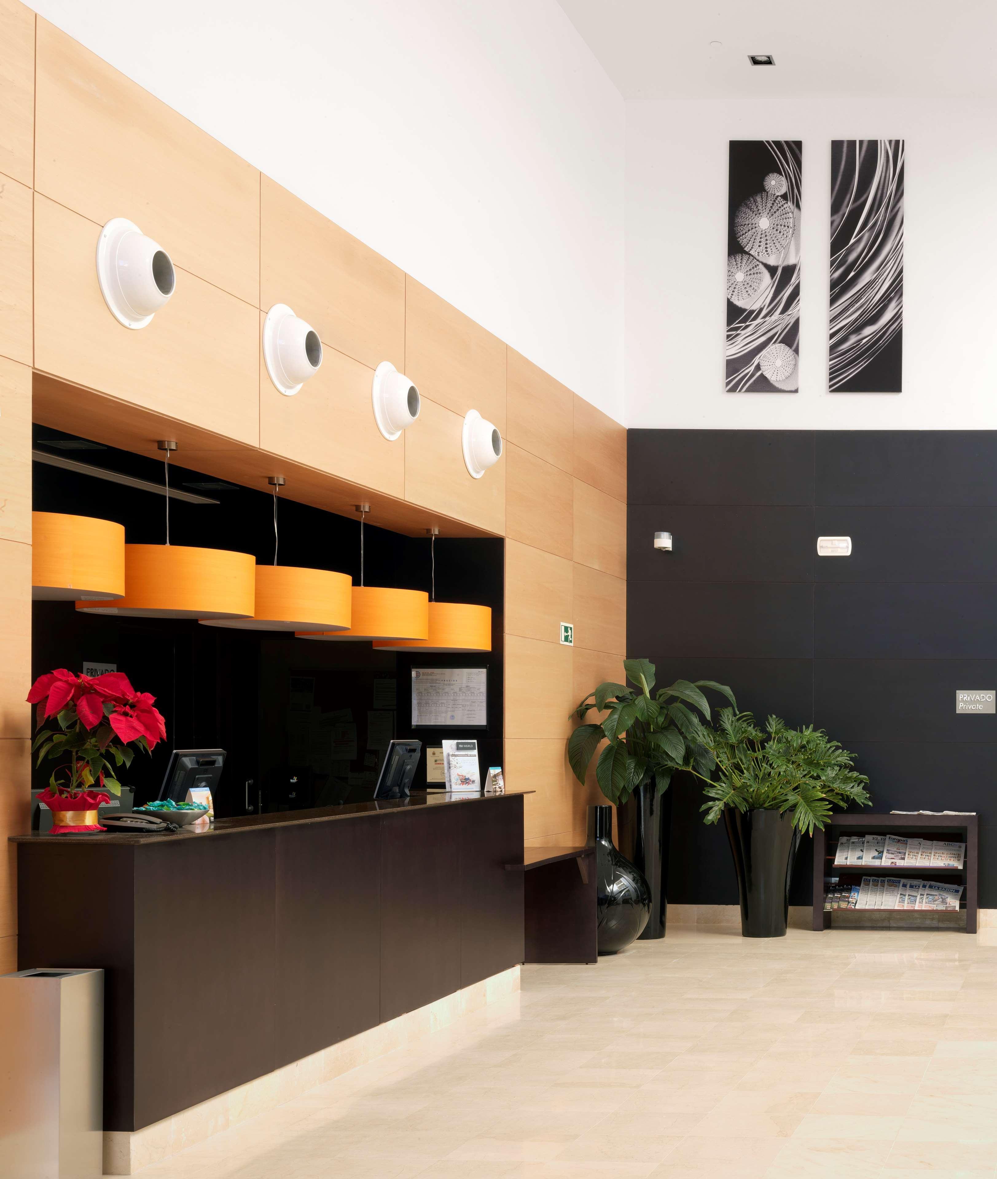 Vista Lobby NH Campo De Gibraltar