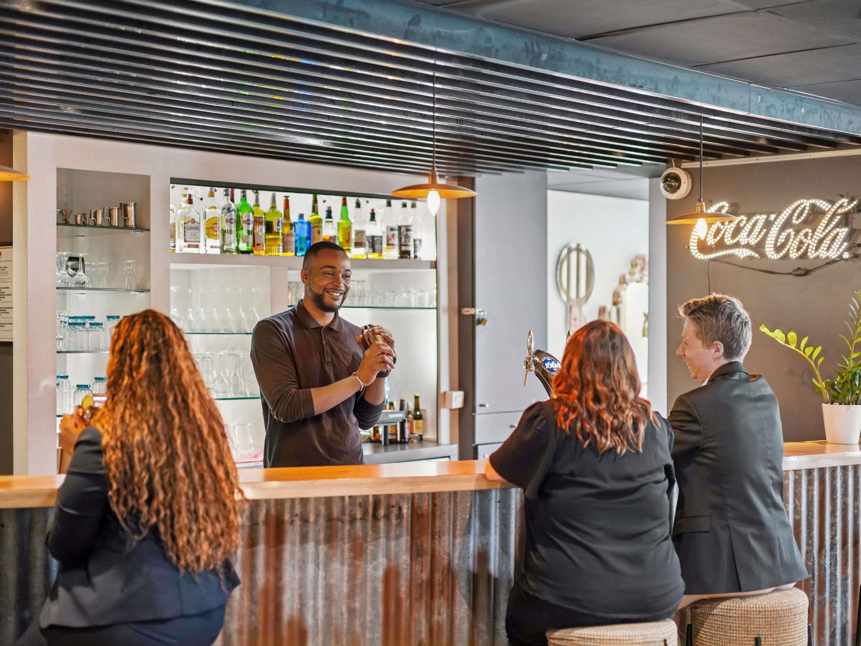 Bar/Salón ibis Paris Porte d'Orléans