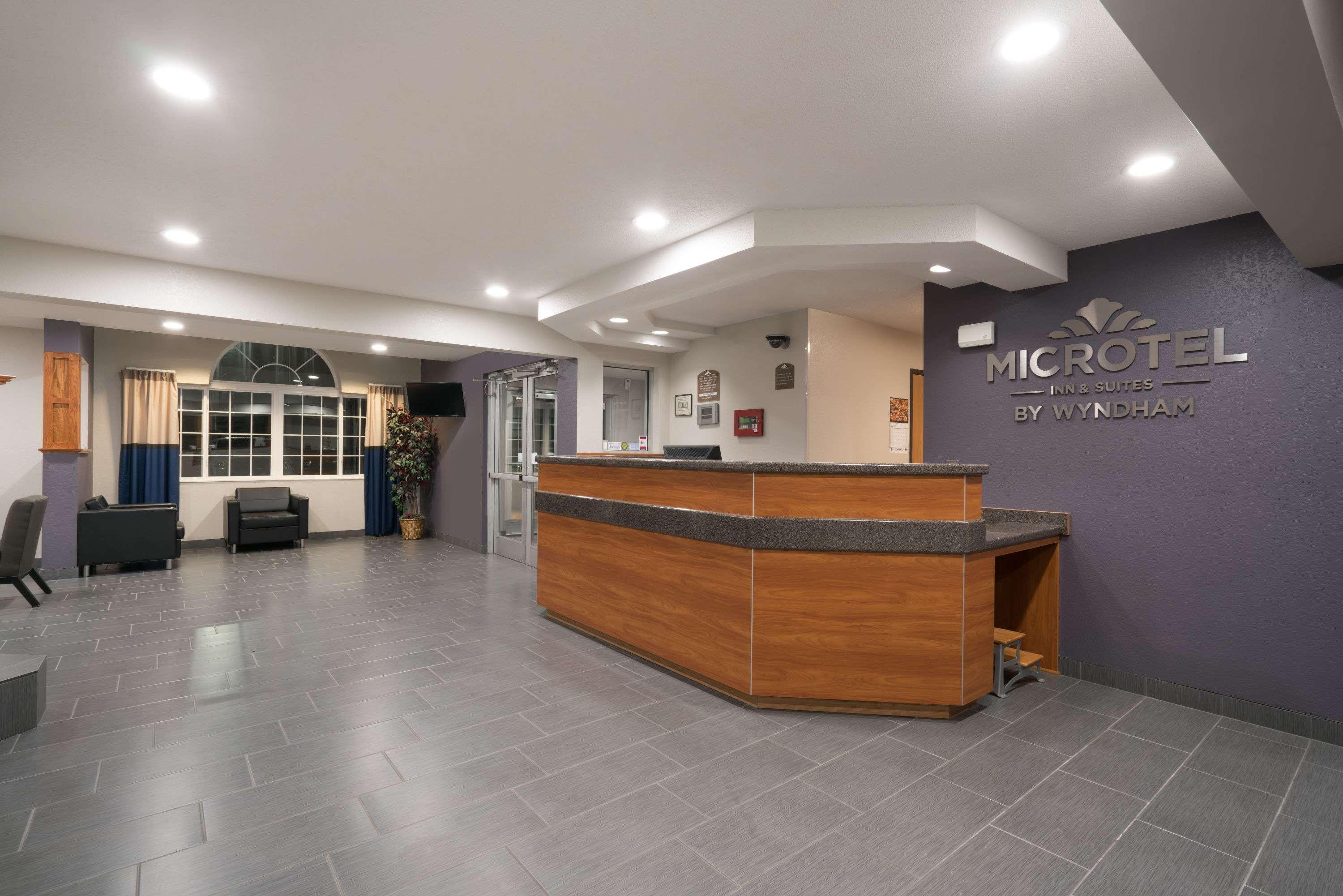 Vista Lobby Microtel Inn & Suites by Wyndham Springfield