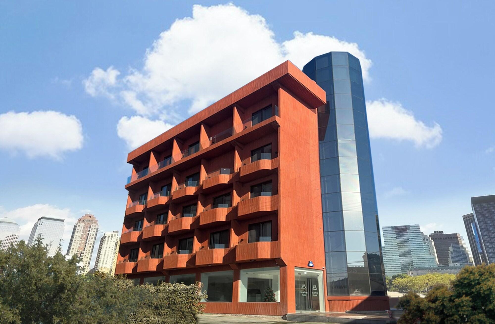 Varios BLUEFROG HOTEL