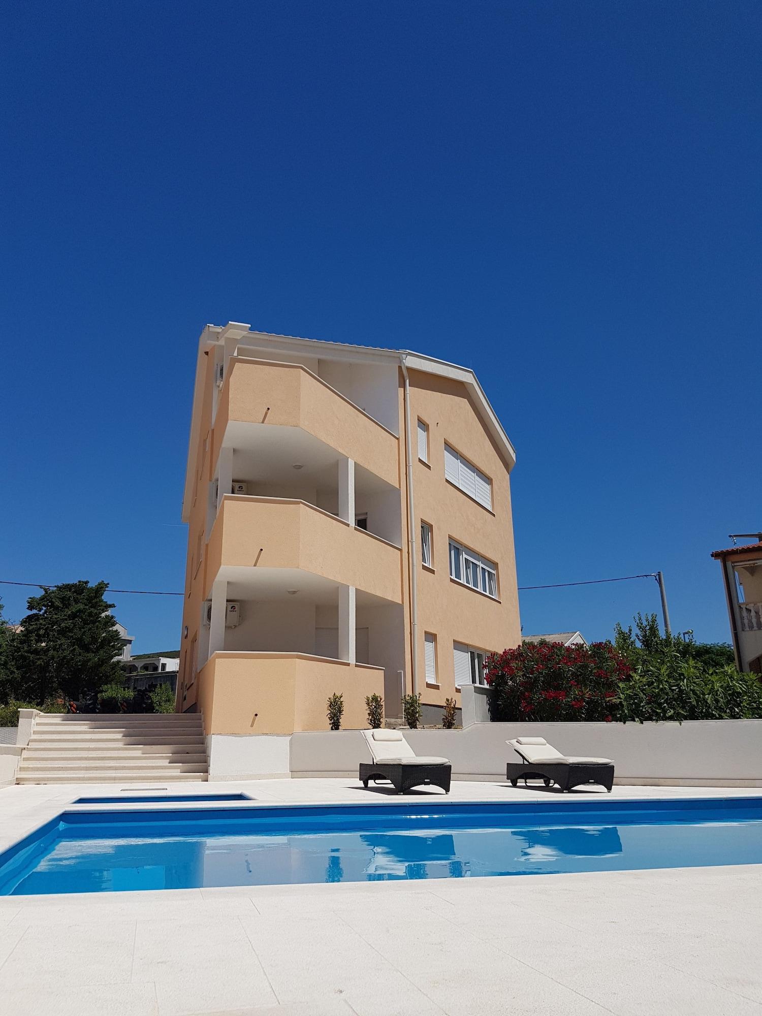 Vista Exterior Orange Apartments