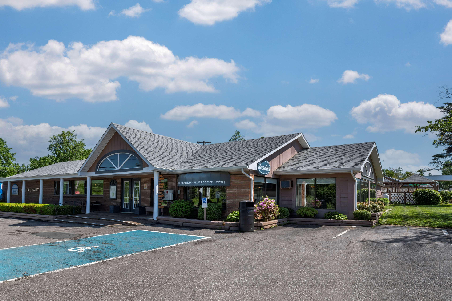 Vista Exterior Danny’s Hotel Suites, SureStay Collection by Best Western