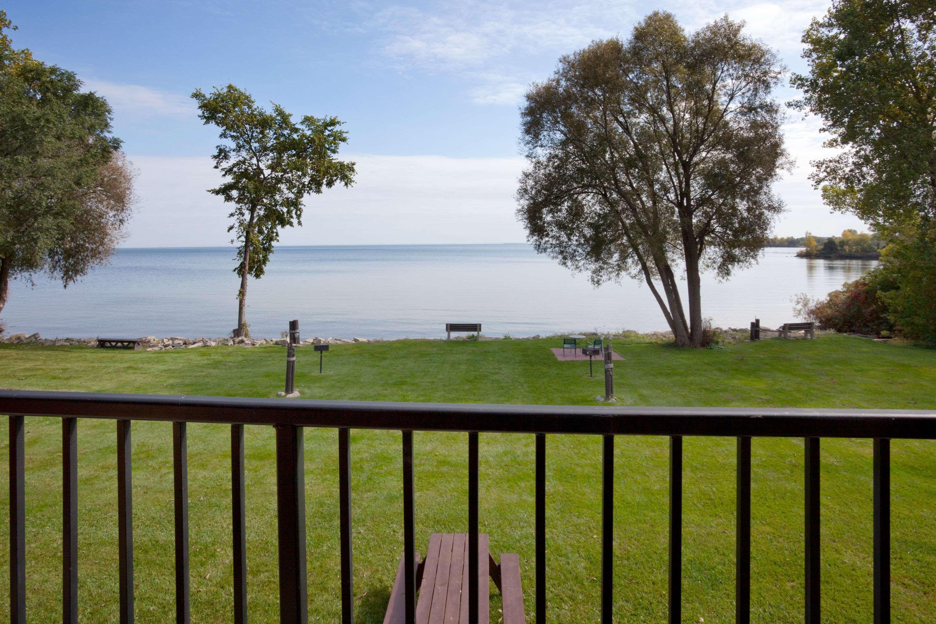 Vista Exterior AmericInn by Wyndham Menominee