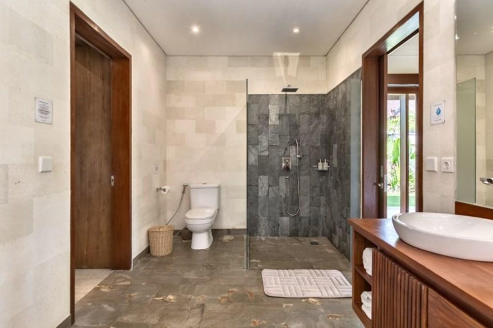 Baño Alexandros Guest House