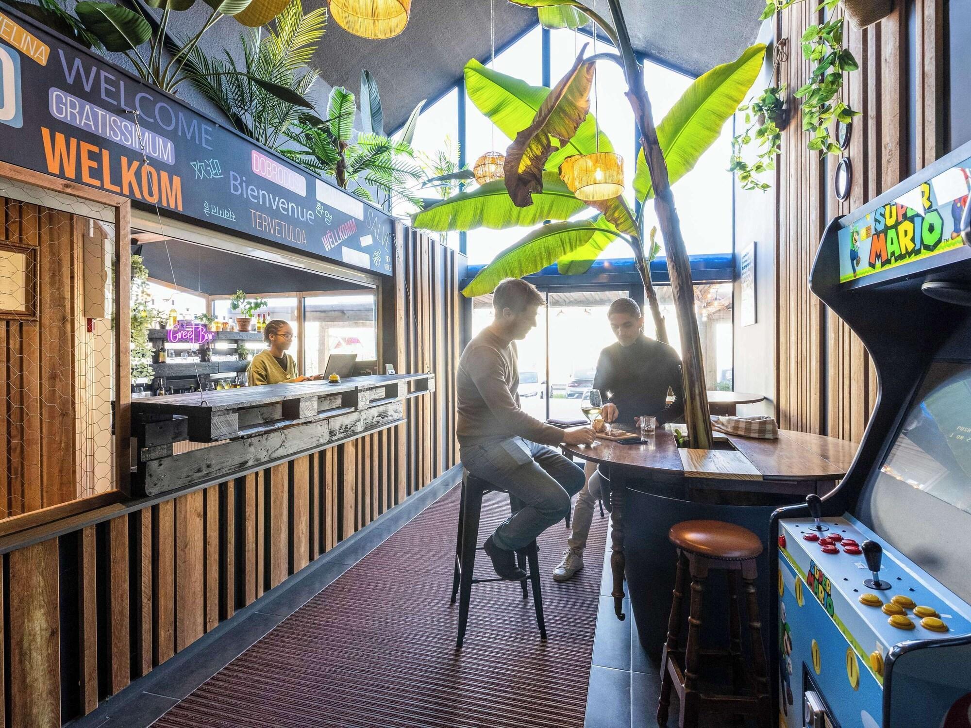 Bar/Salón greet hotel Limoges Nord