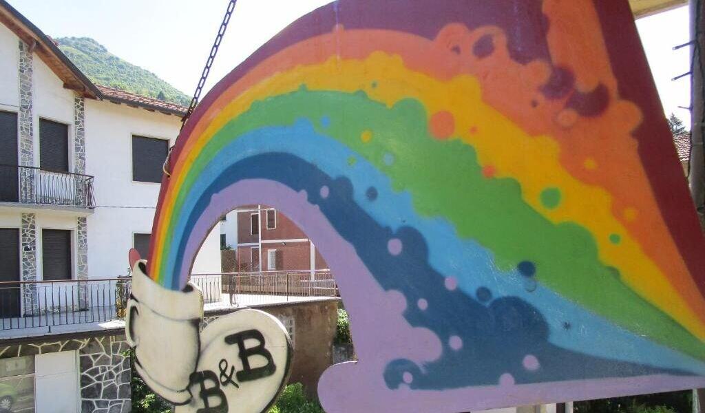 Vista Exterior Rainbow House