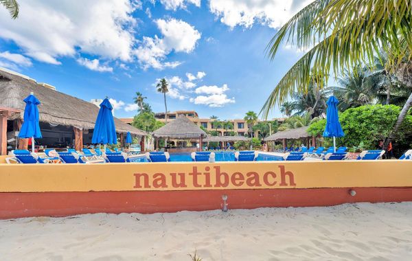 Fresh and Clean Beachfront Ground Floor Condo #9 at Nautibeach - Hoteles cerca de Playa Norte en Isla Mujeres