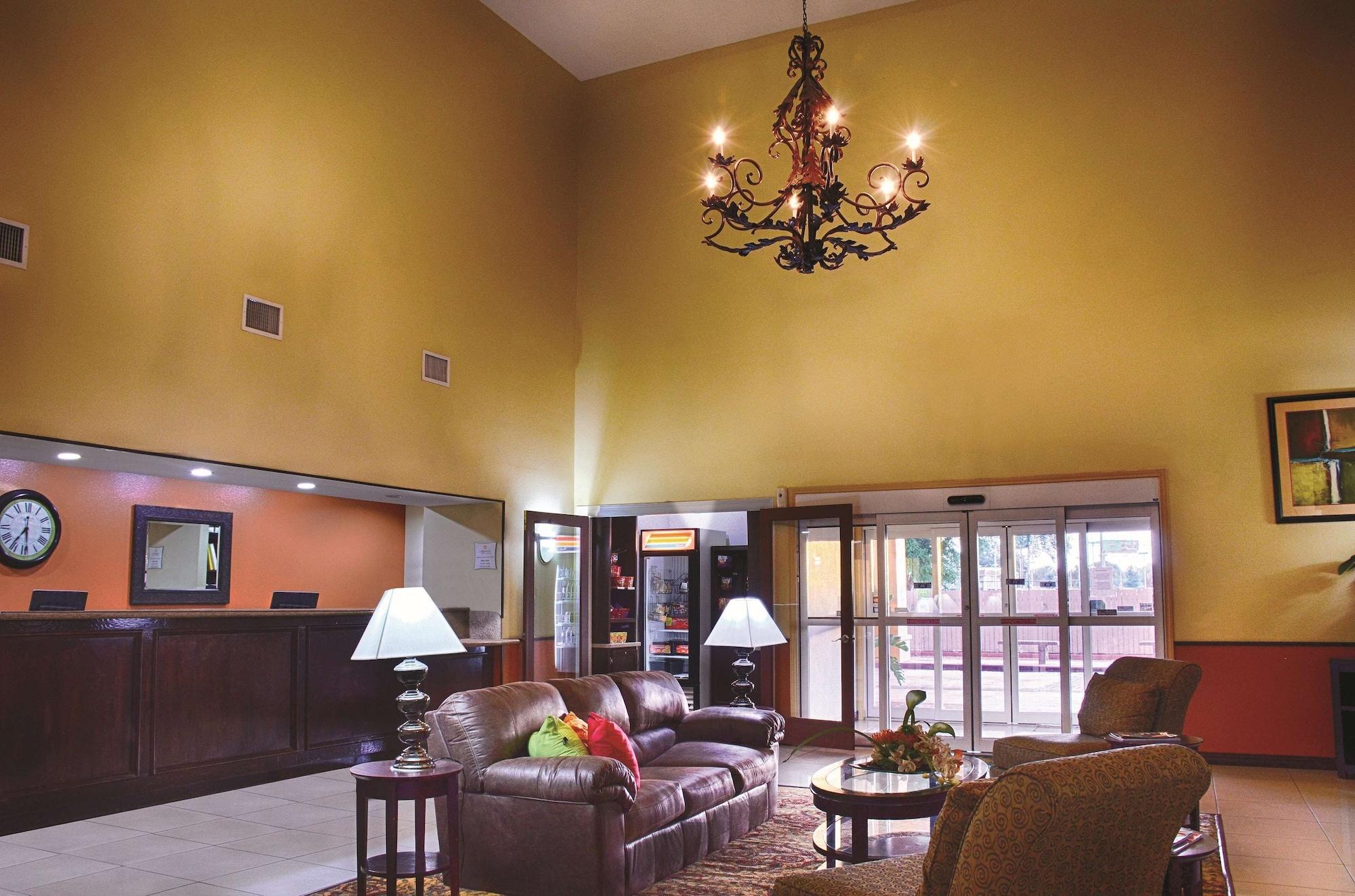 Vista Lobby La Quinta Inn & Suites by Wyndham Alice