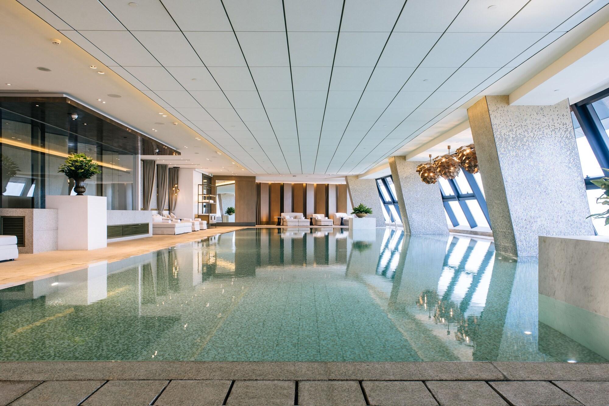 Vista Piscina Rosewood Phnom Penh