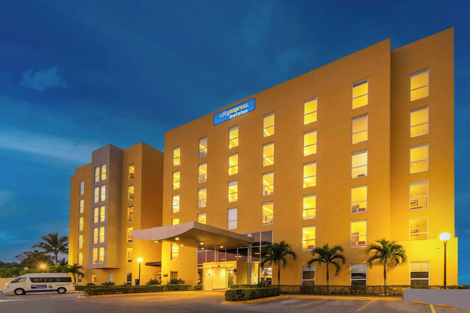 Vista Exterior City Express by Marriott Tuxpan
