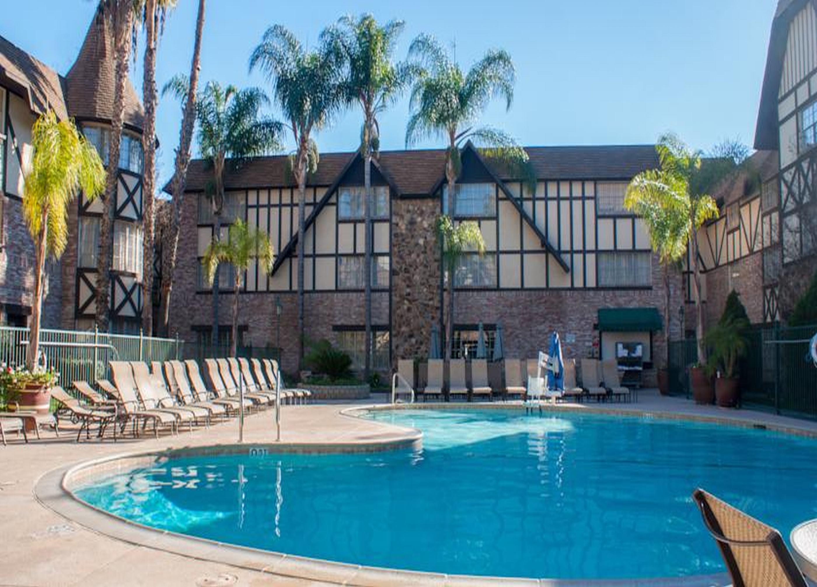 Vista Piscina Anaheim Majestic Garden Hotel