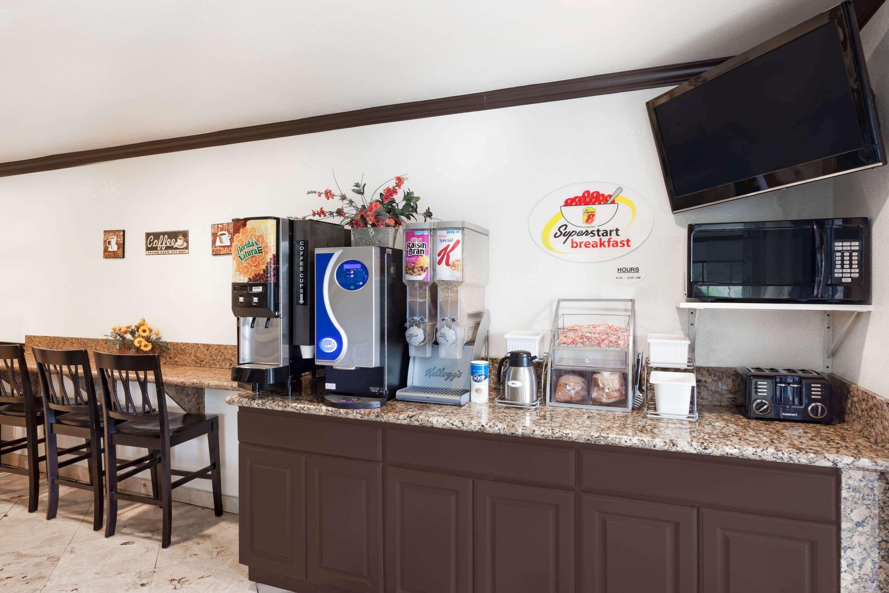Restaurant Super 8 by Wyndham Santa Clarita/Valencia