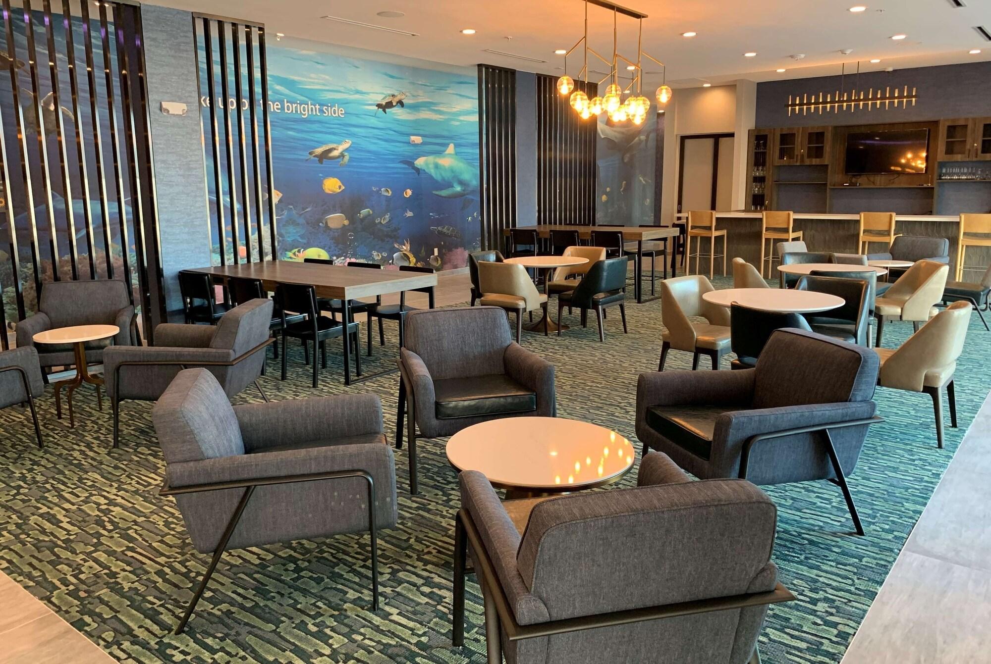 Vista Lobby La Quinta Inn & Suites by Wyndham Galveston North at I-45