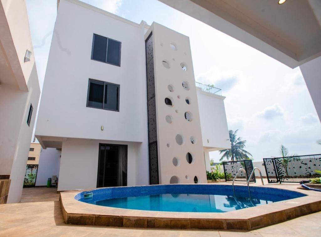 Vista Piscina Falcons Perch Residences