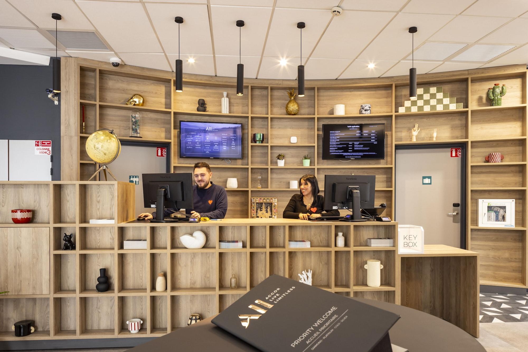 Vista Lobby Ibis Marseille Centre Euromed