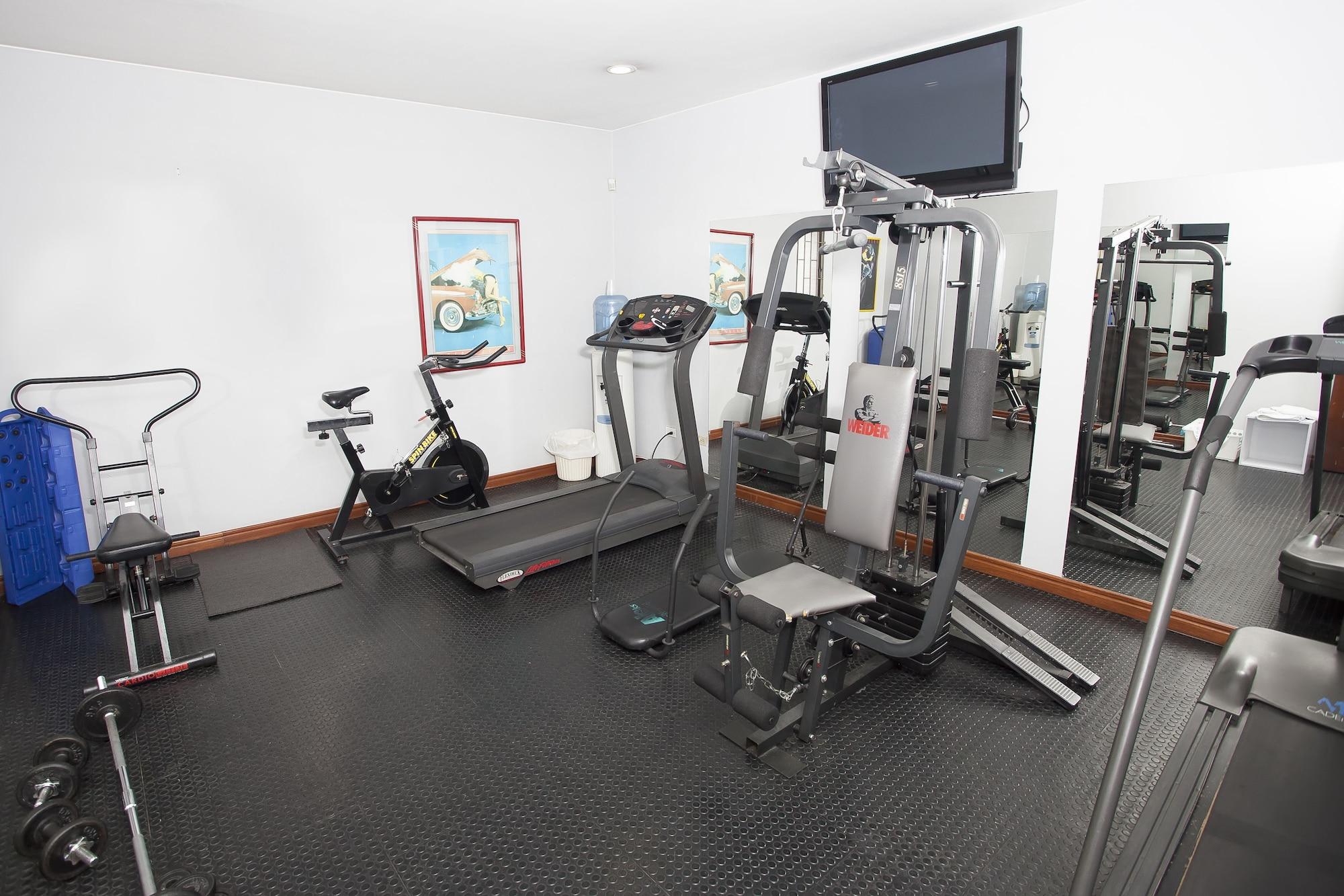 Gimnasio Cora 96 Street Apartments