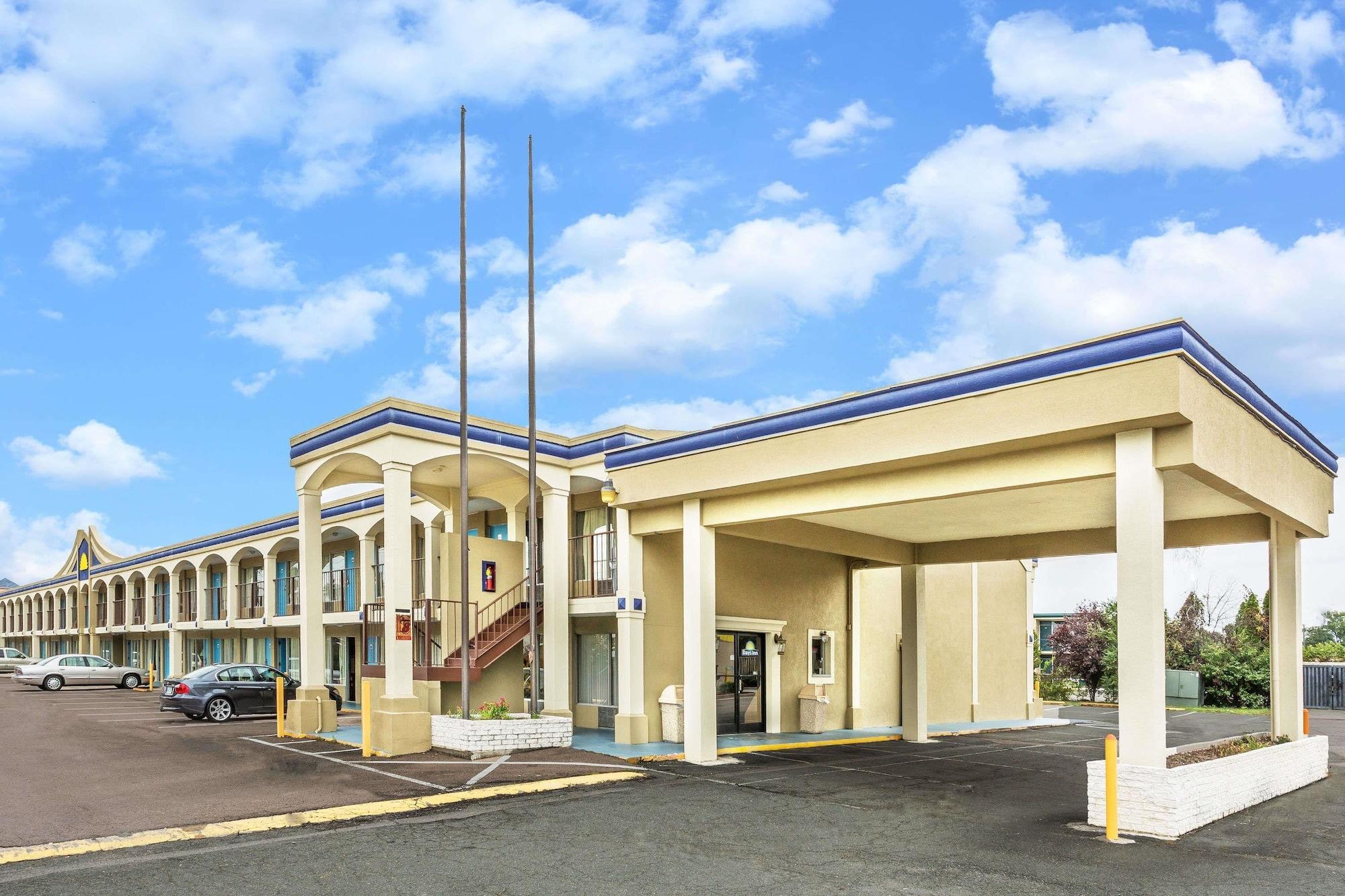 Vista Exterior Days Inn by Wyndham Ashland