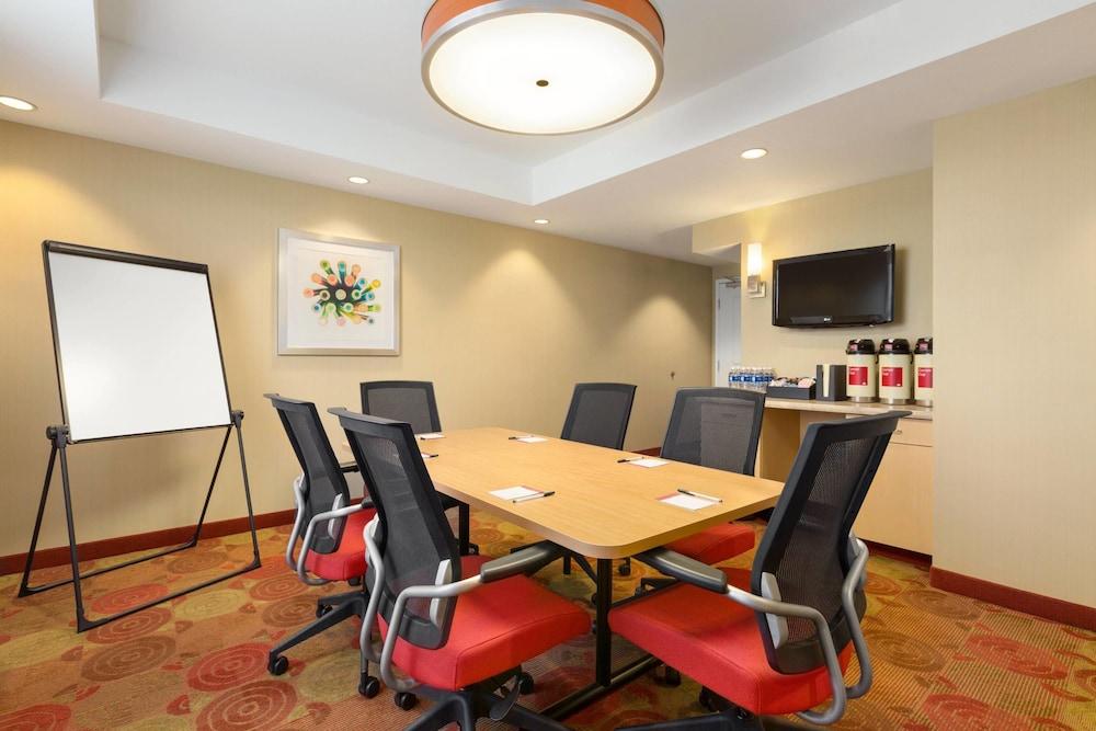 Sala de Reuniones TownePlace Suites by Marriott Denver Airport at Gateway Park