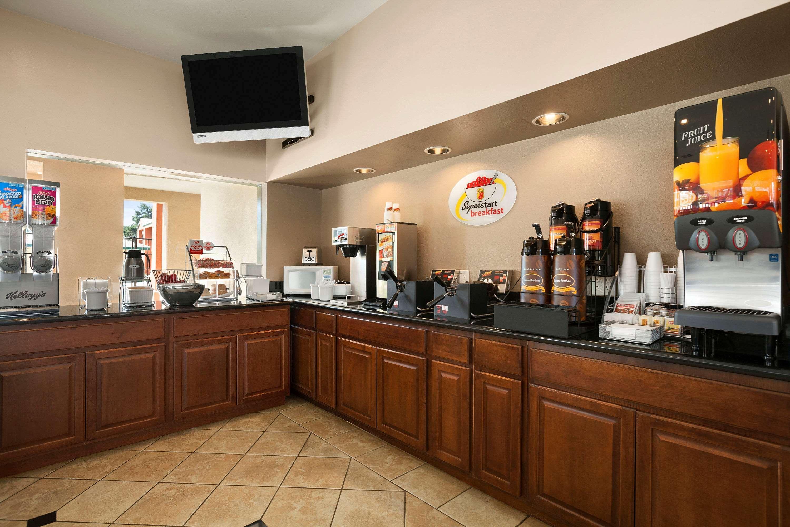 Restaurant Super 8 by Wyndham Salinas