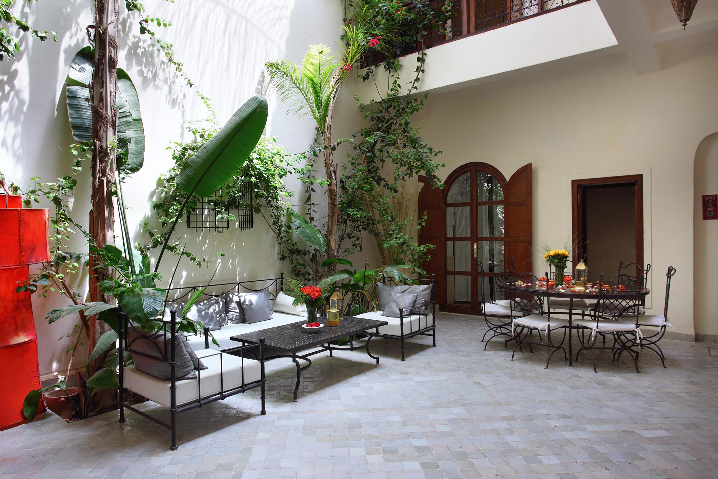 Vista Lobby Riad White Flowers
