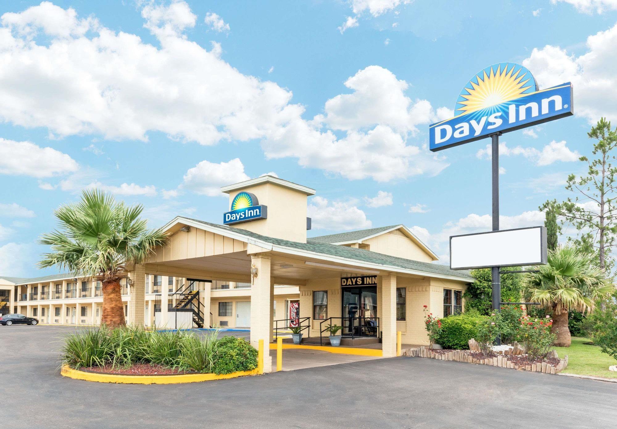 Vista Exterior Days Inn by Wyndham Snyder