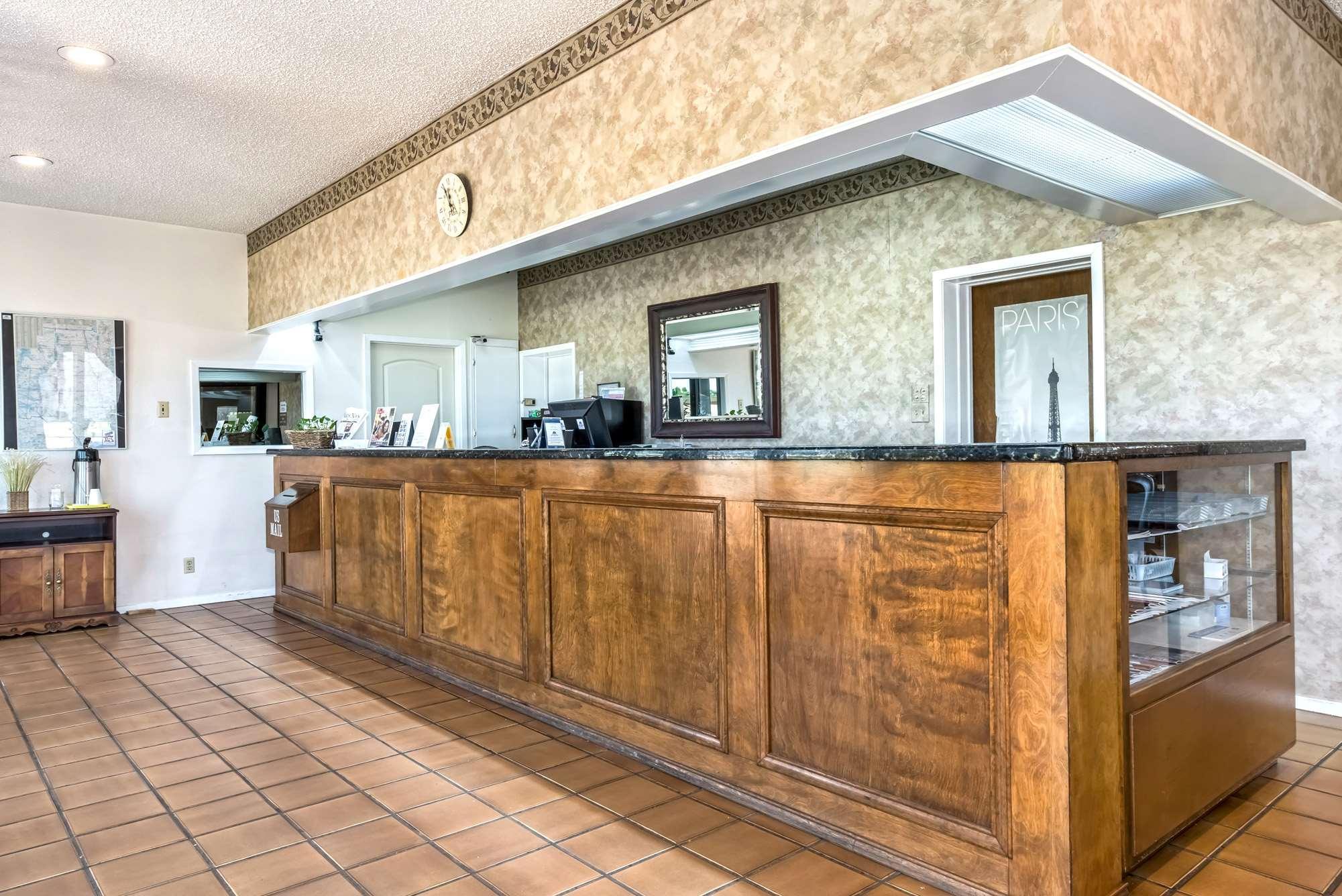Vista Lobby Americas Best Value Inn Paris