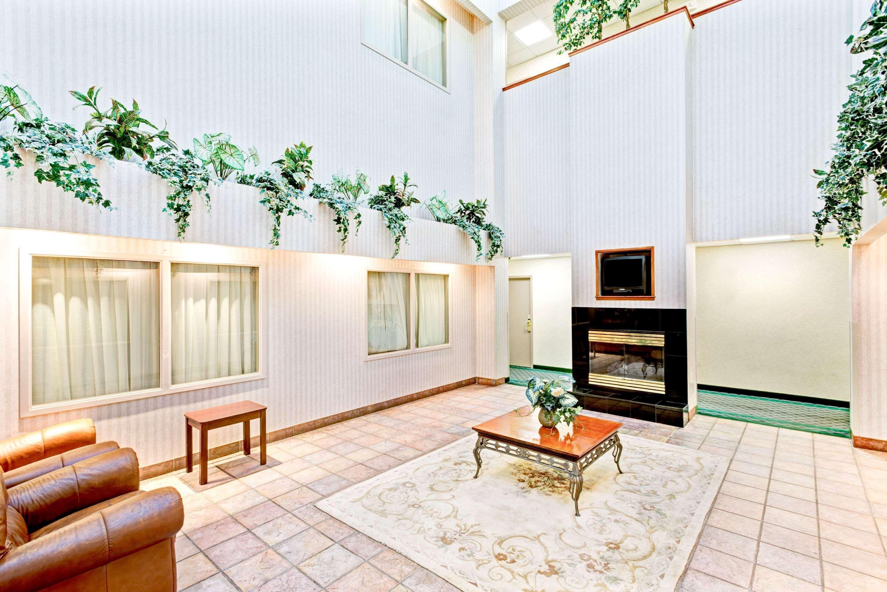 Vista Lobby Super 8 by Wyndham Brockton