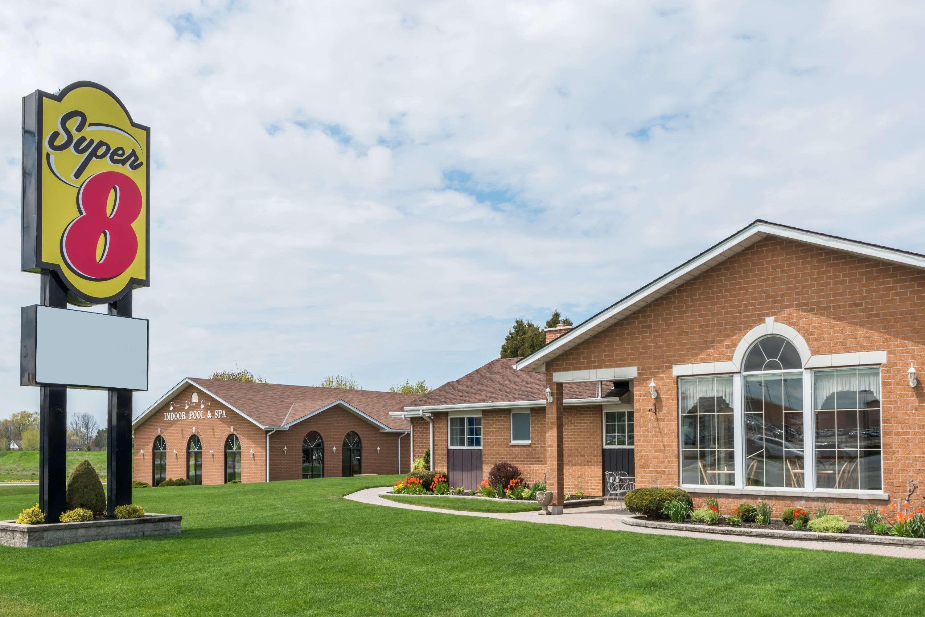 Vista Exterior Super 8 by Wyndham Port Elgin
