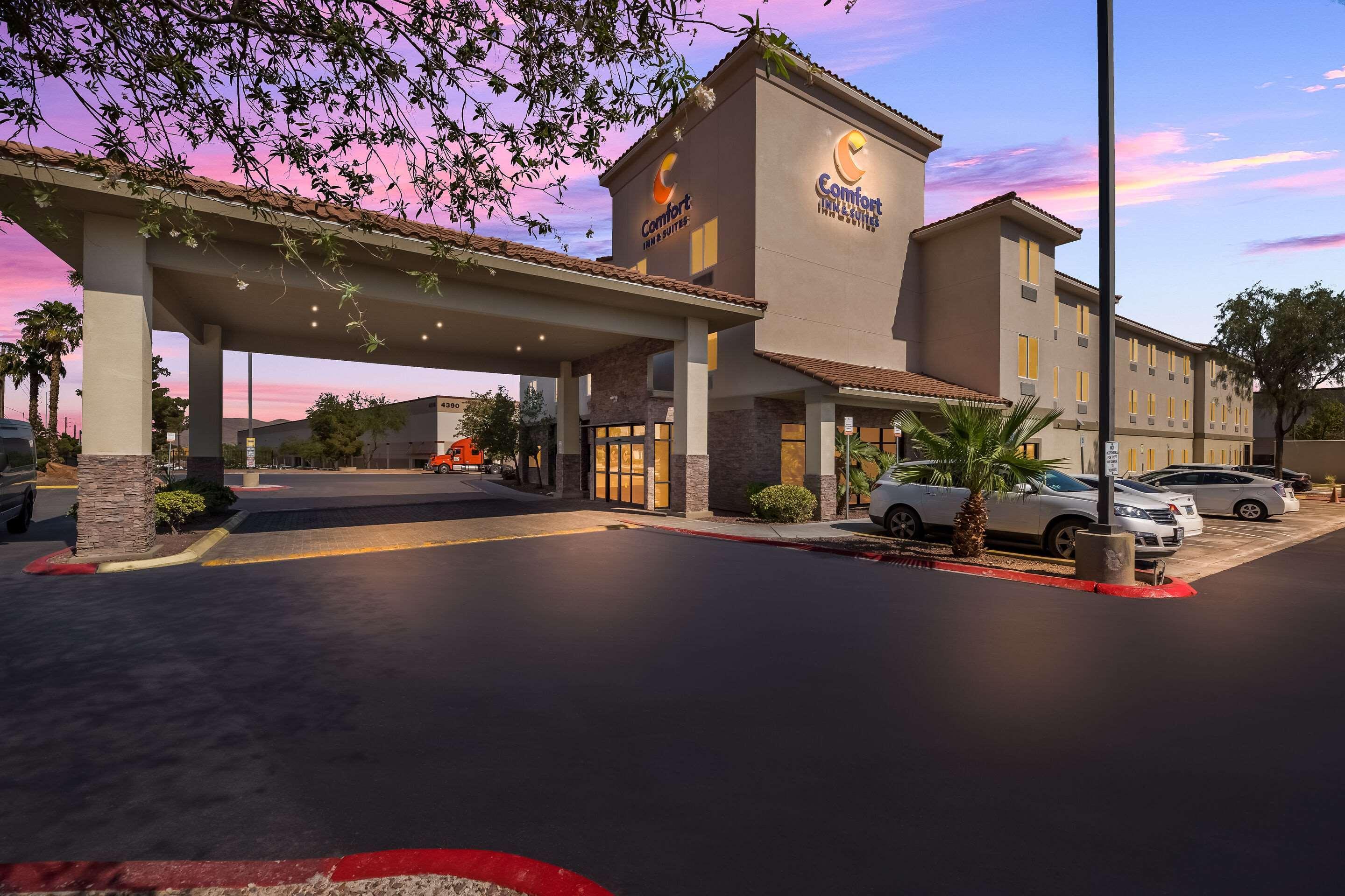 Vista Exterior Comfort Inn & Suites Las Vegas - Nellis