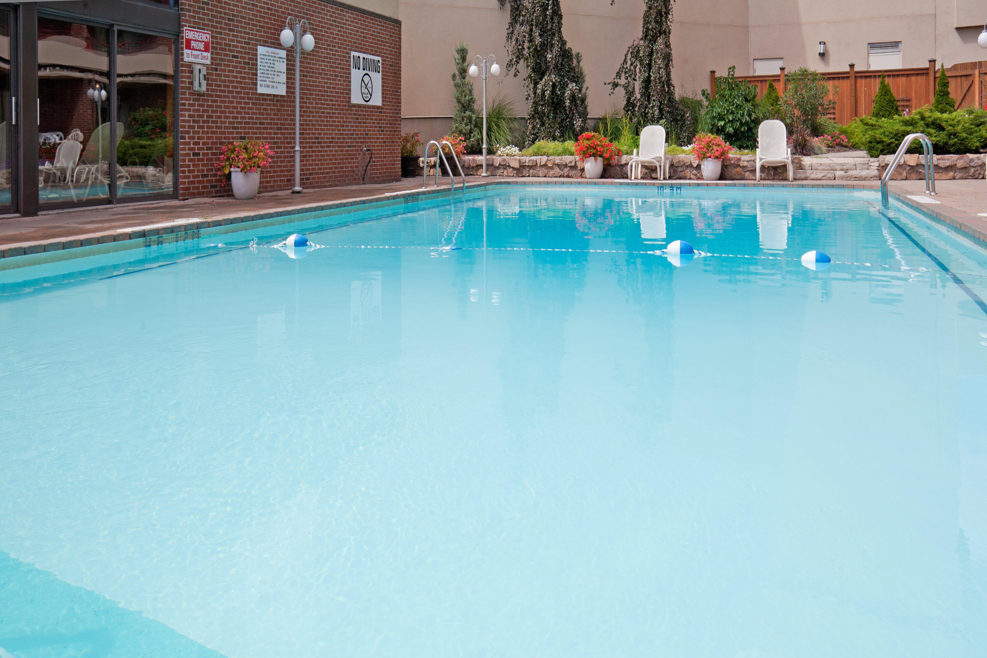 Vista Piscina Holiday Inn by the Falls