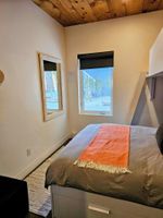 Alquiler Vacacional - Luxury Bed and Breakfast 2 bdrm Chalet unit w/ private yard, hottub walk to ski.