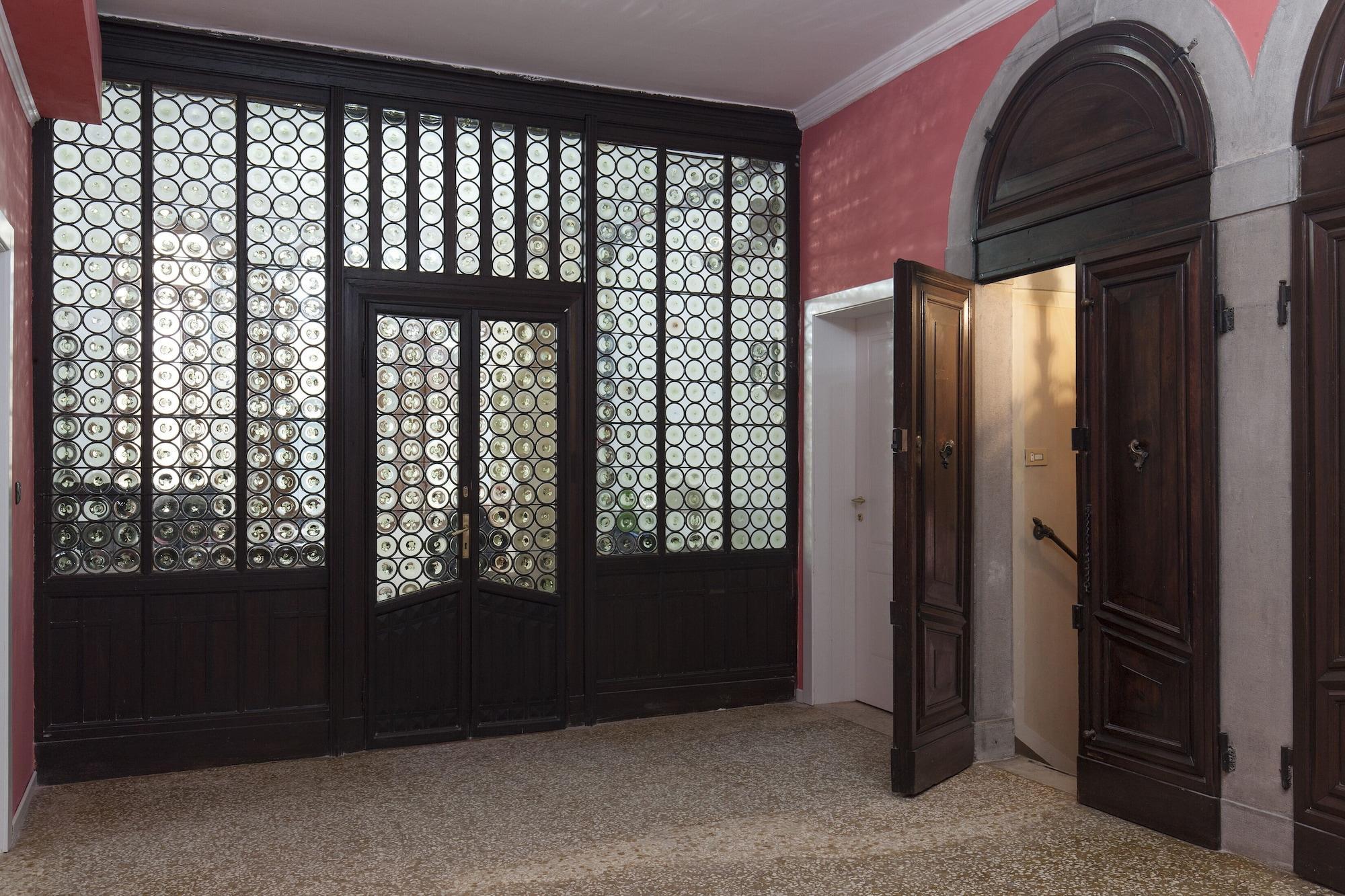 Vista Lobby Simon' Secret