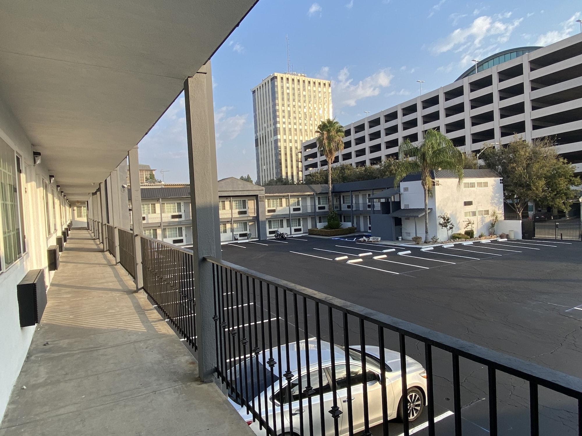 Vista Exterior SureStay by Best Western Fresno Central