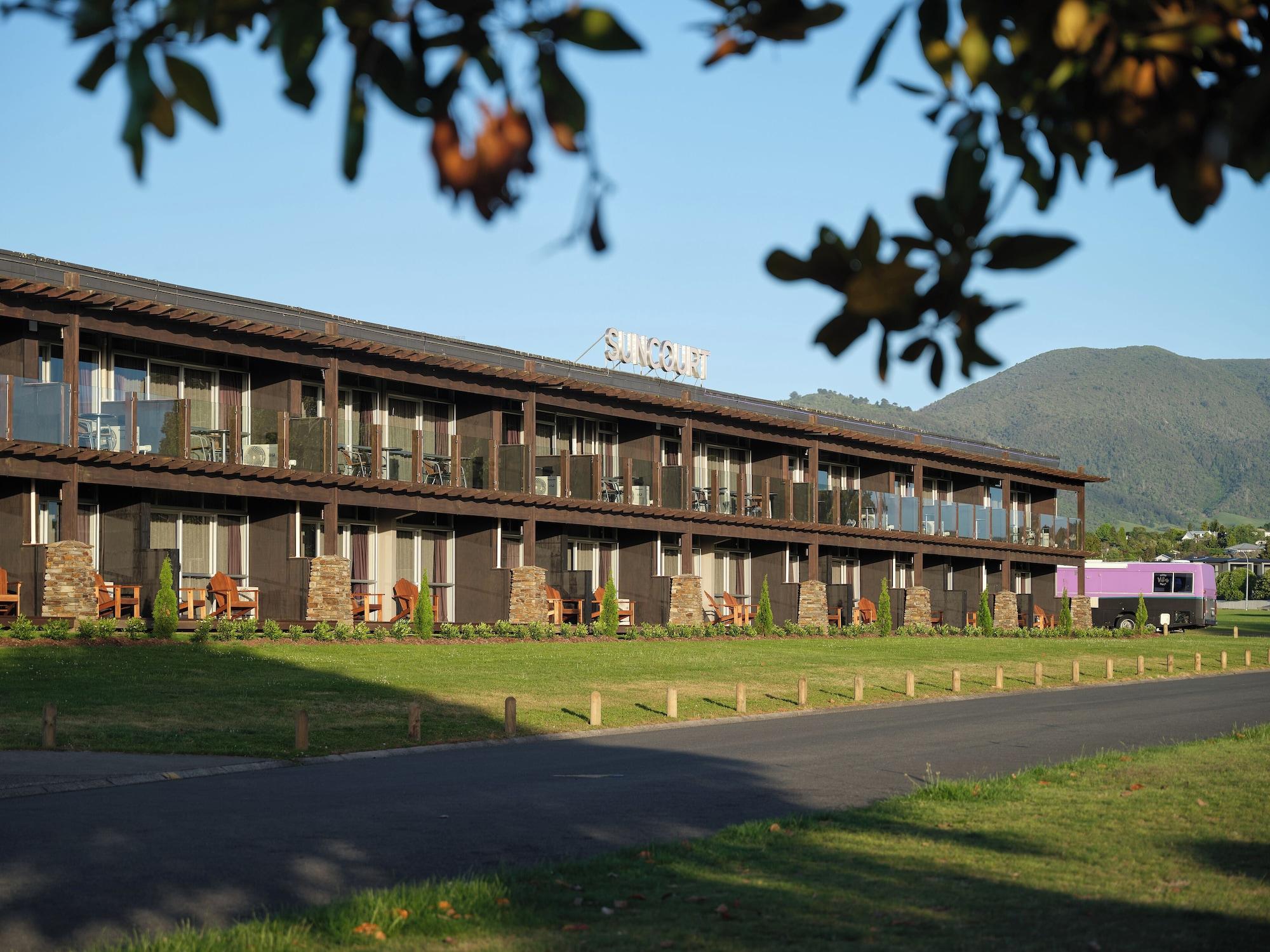 Vista Exterior Suncourt Hotel & Conference Centre