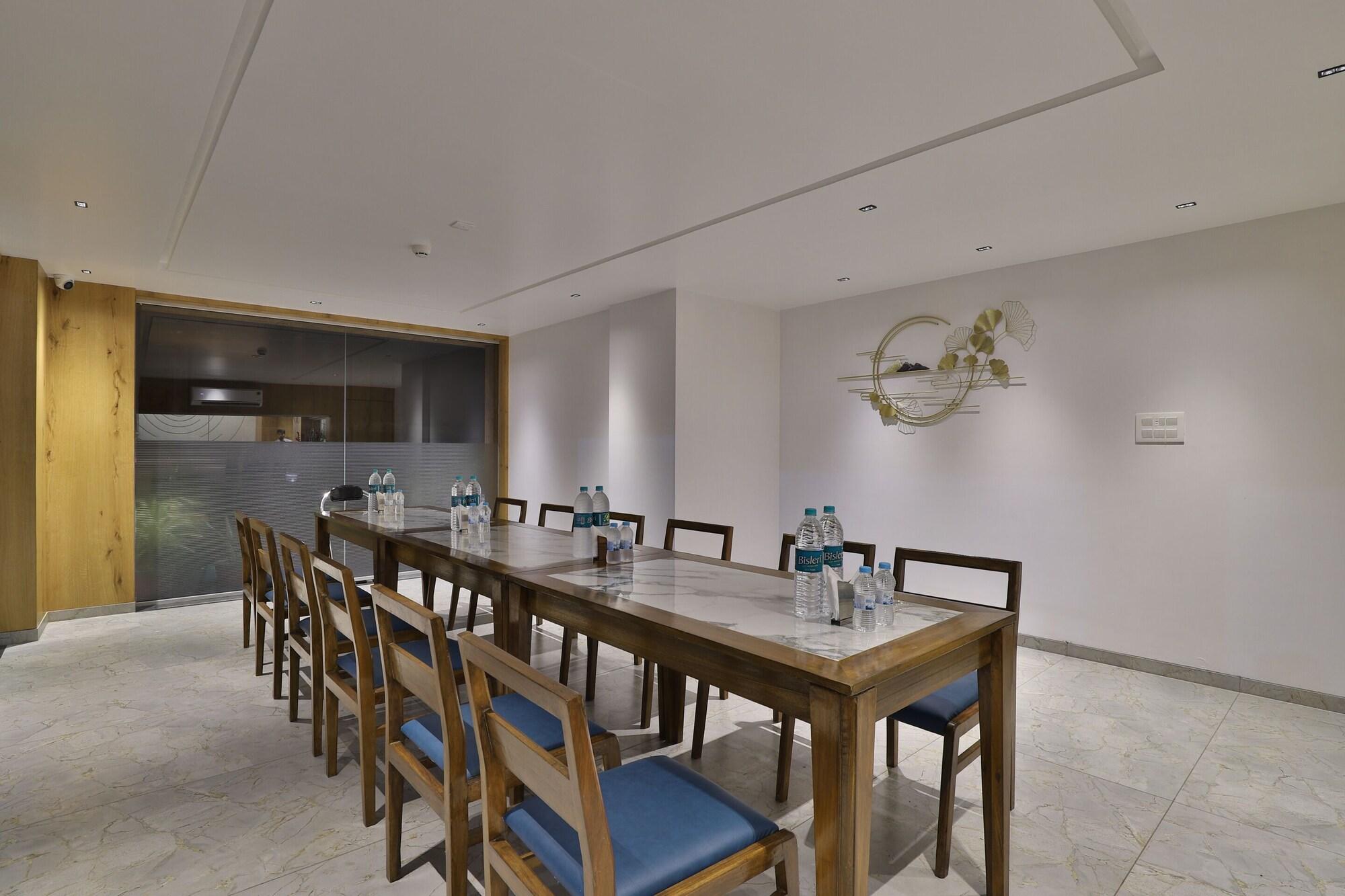 Sala de Reuniones 7 Orbit Hotel Surat